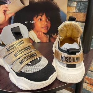Kids moschino sneakers sz 31